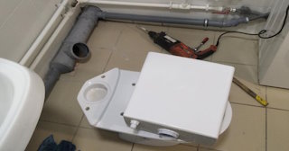 Установка напольного унитаза в Бугуруслане: монтаж под ключ от СантехДомБгр от 5163 рублей.